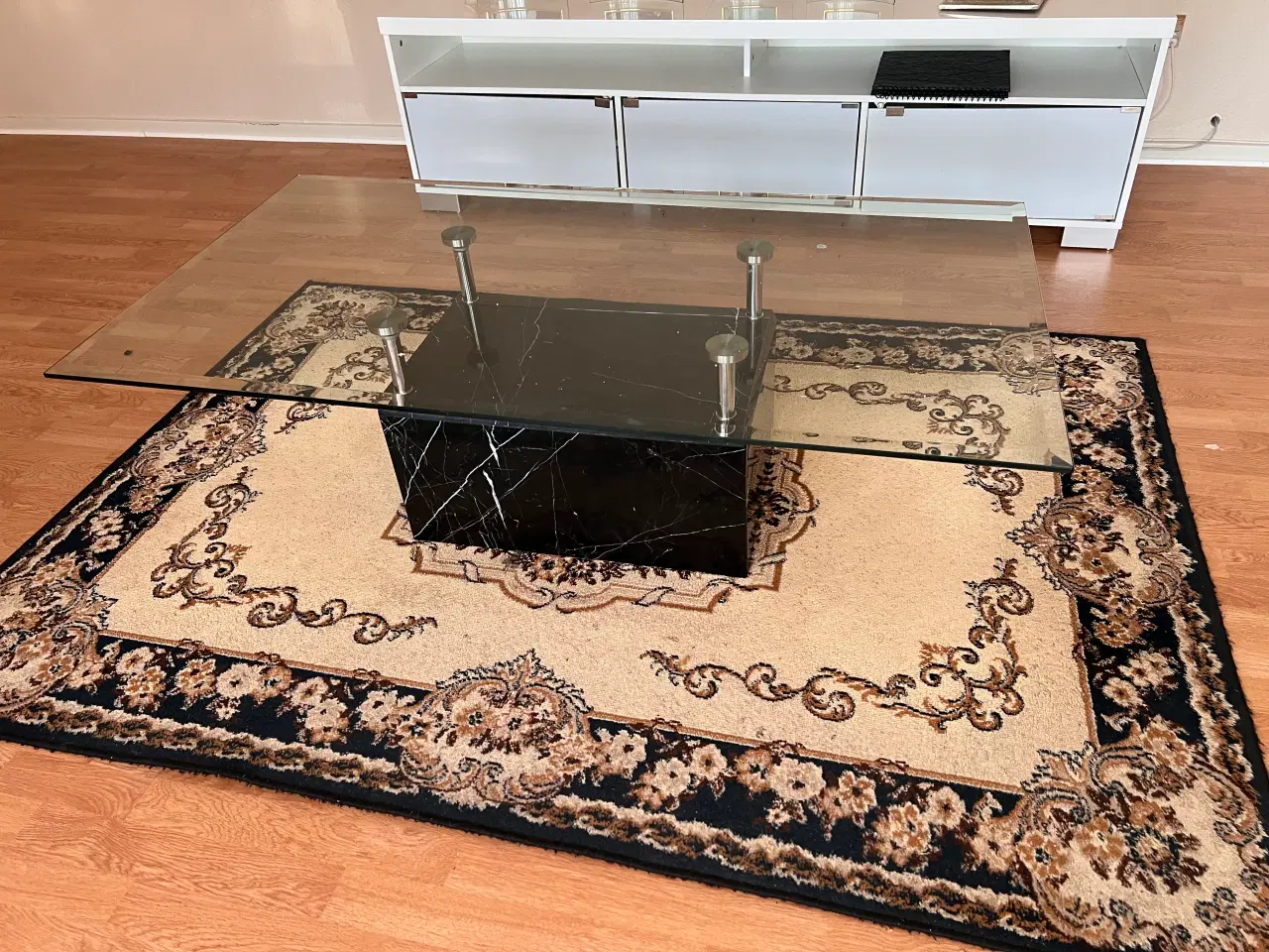 Billede 1 - sofabord med  glasplade på toppen og smuk marmor
