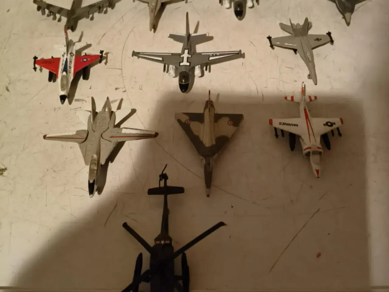 Billede 2 - 10 små metal fly og  1 helikopter 