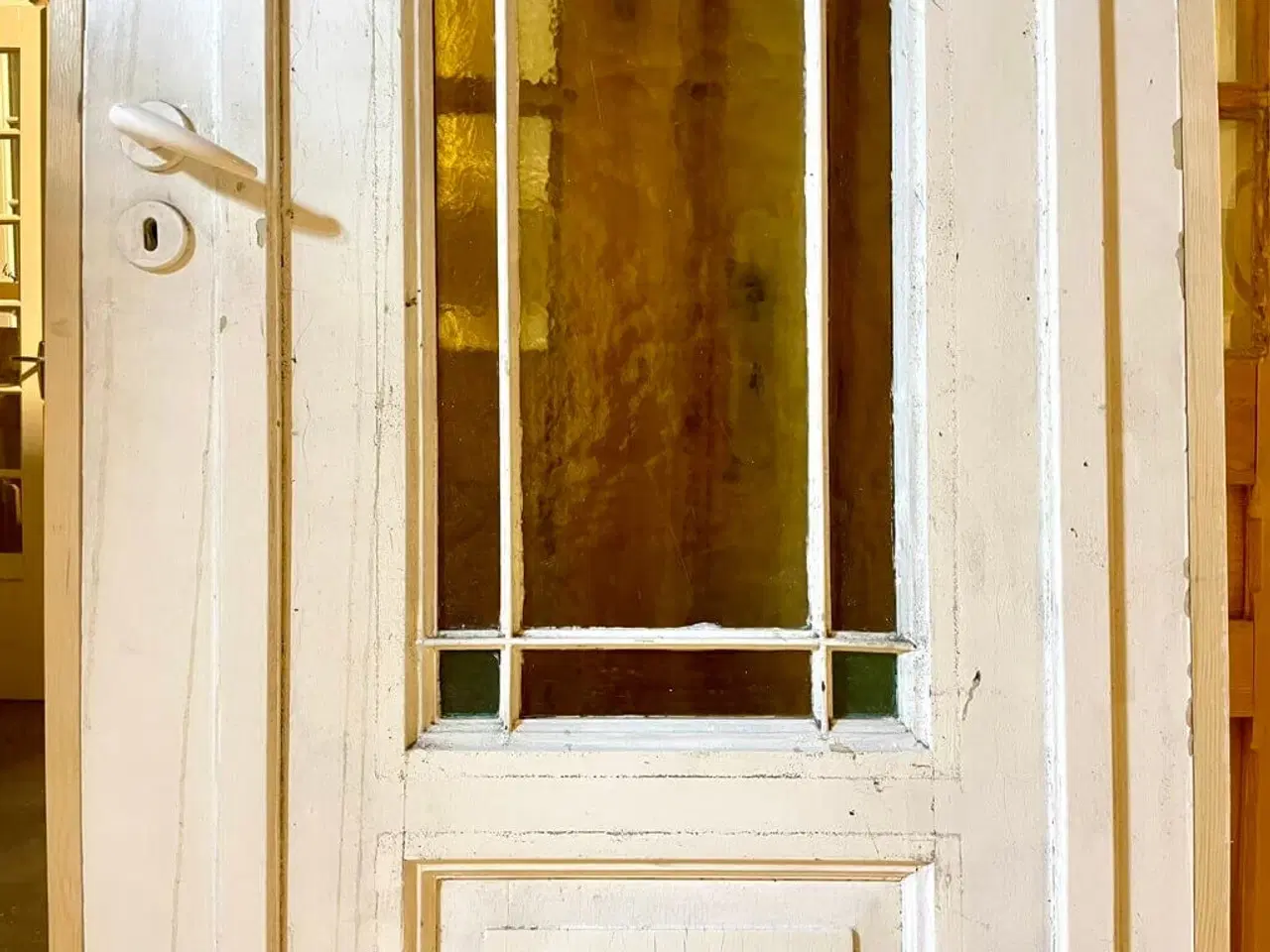 Billede 3 - Smuk glasdør m. farvet glas og karm