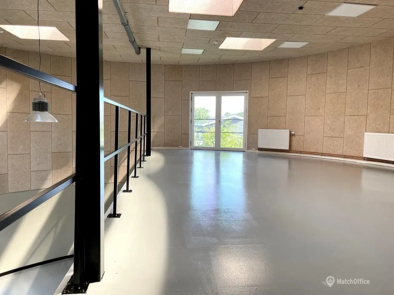 Billede 5 - Unik ejendom - Lager/showroom/kontor - 3 meter port og dobbeltdør som kan åbnes helt op.