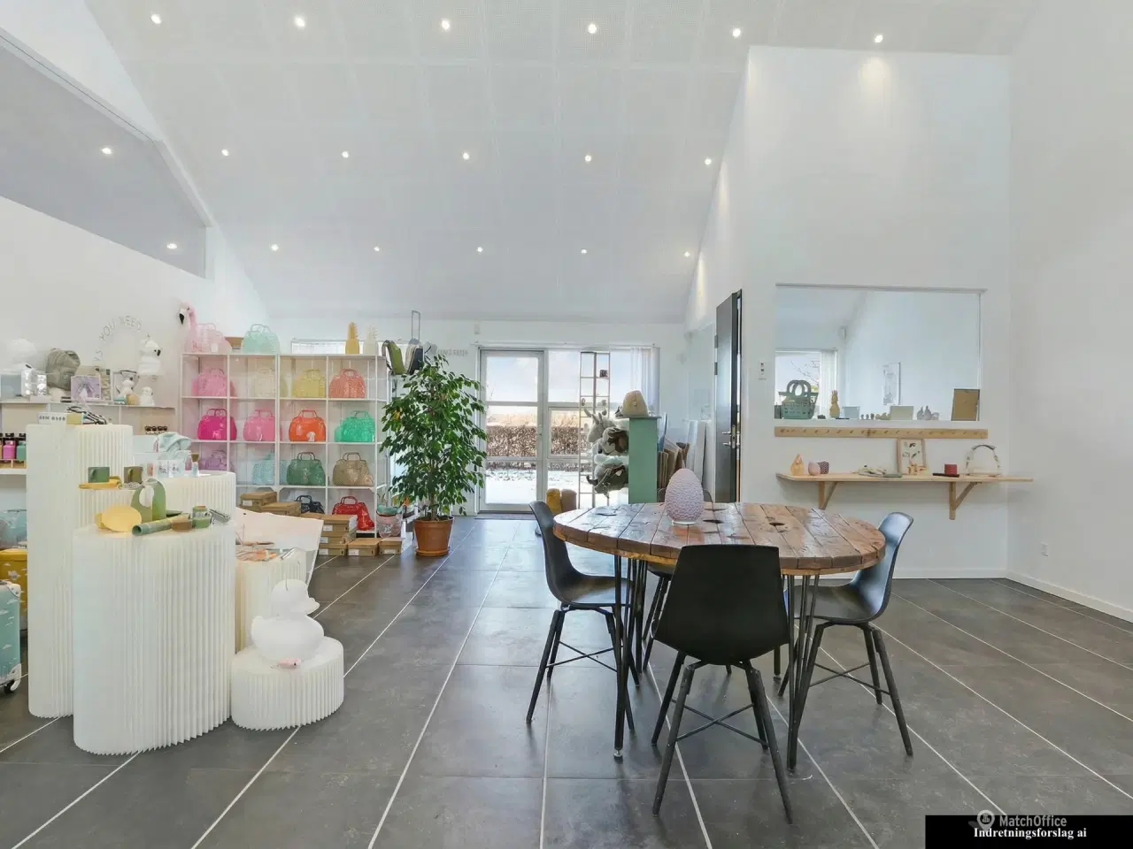 Billede 1 - Yderst indbydende kontor/showroom med højt til loftet samt fantastisk lysindfald som også indeholder mødelokale eller et lille kontor - Ring for mere info👍🏼