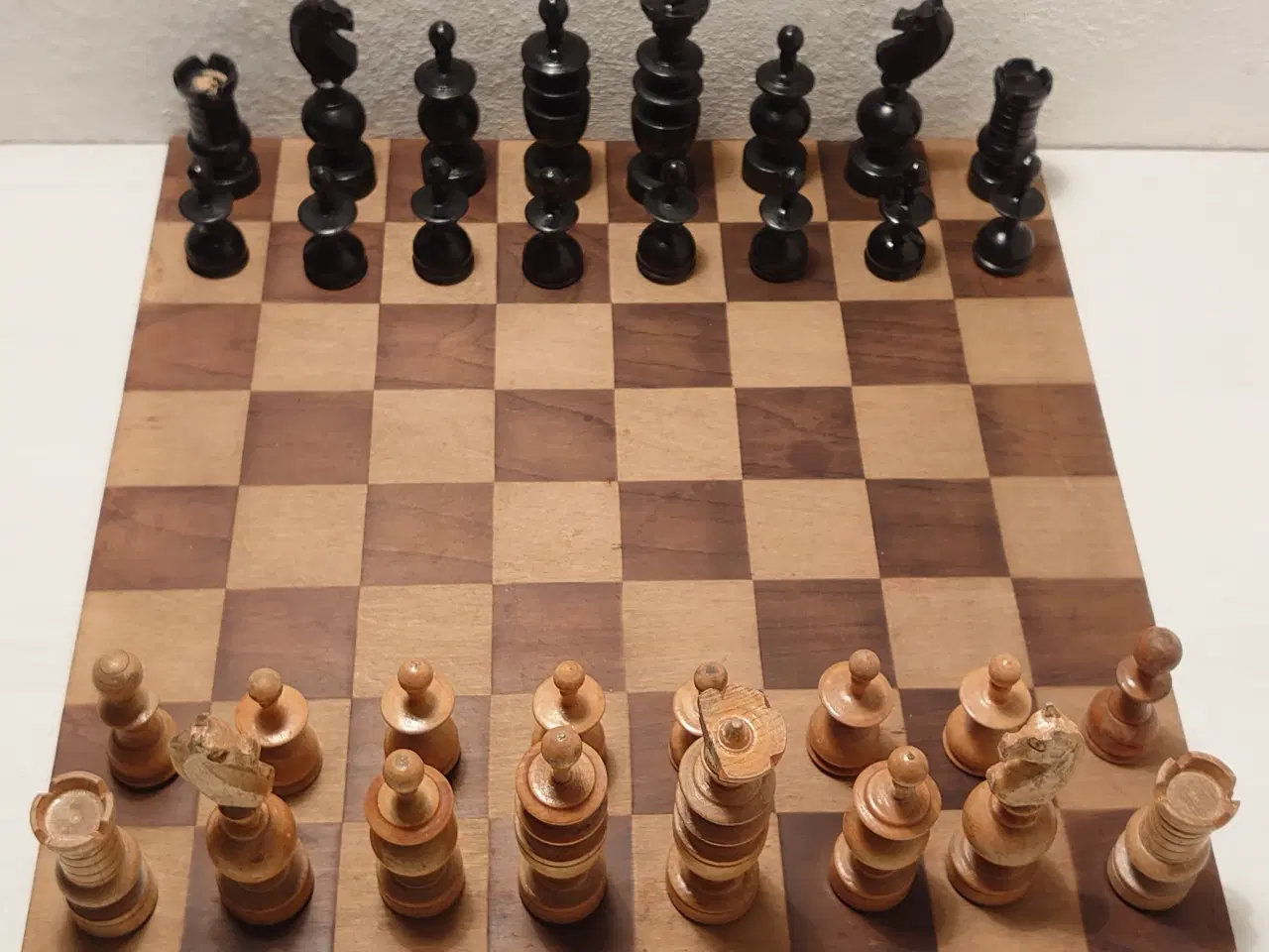 Billede 4 - Gammelt skak/mølle med træplade og trækasse.