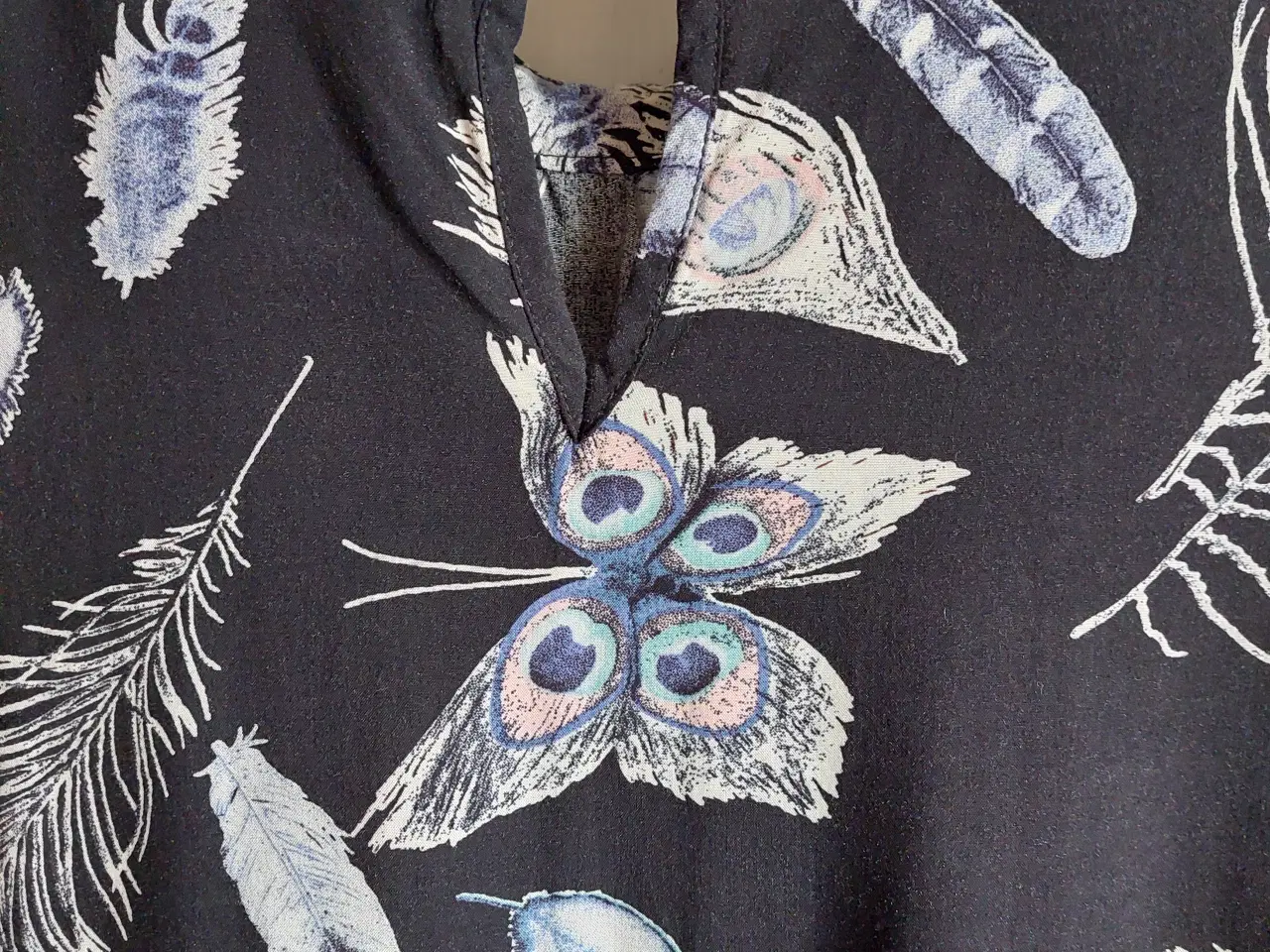 Billede 2 - Skjortebluse Sort bund  /str M