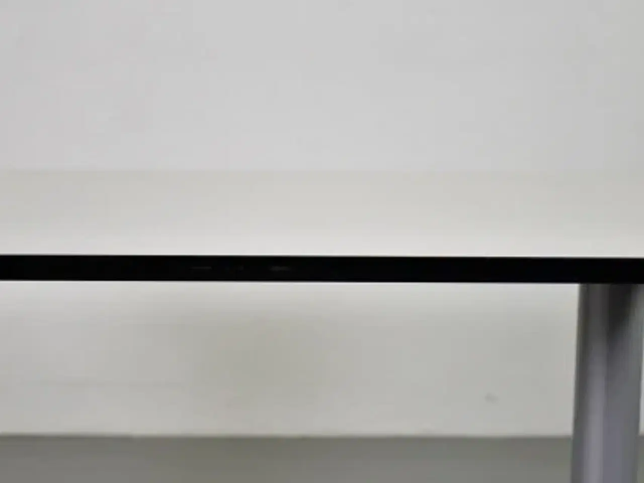 Billede 9 - Hæve-/sænkebord med hvid plade, 140 cm.