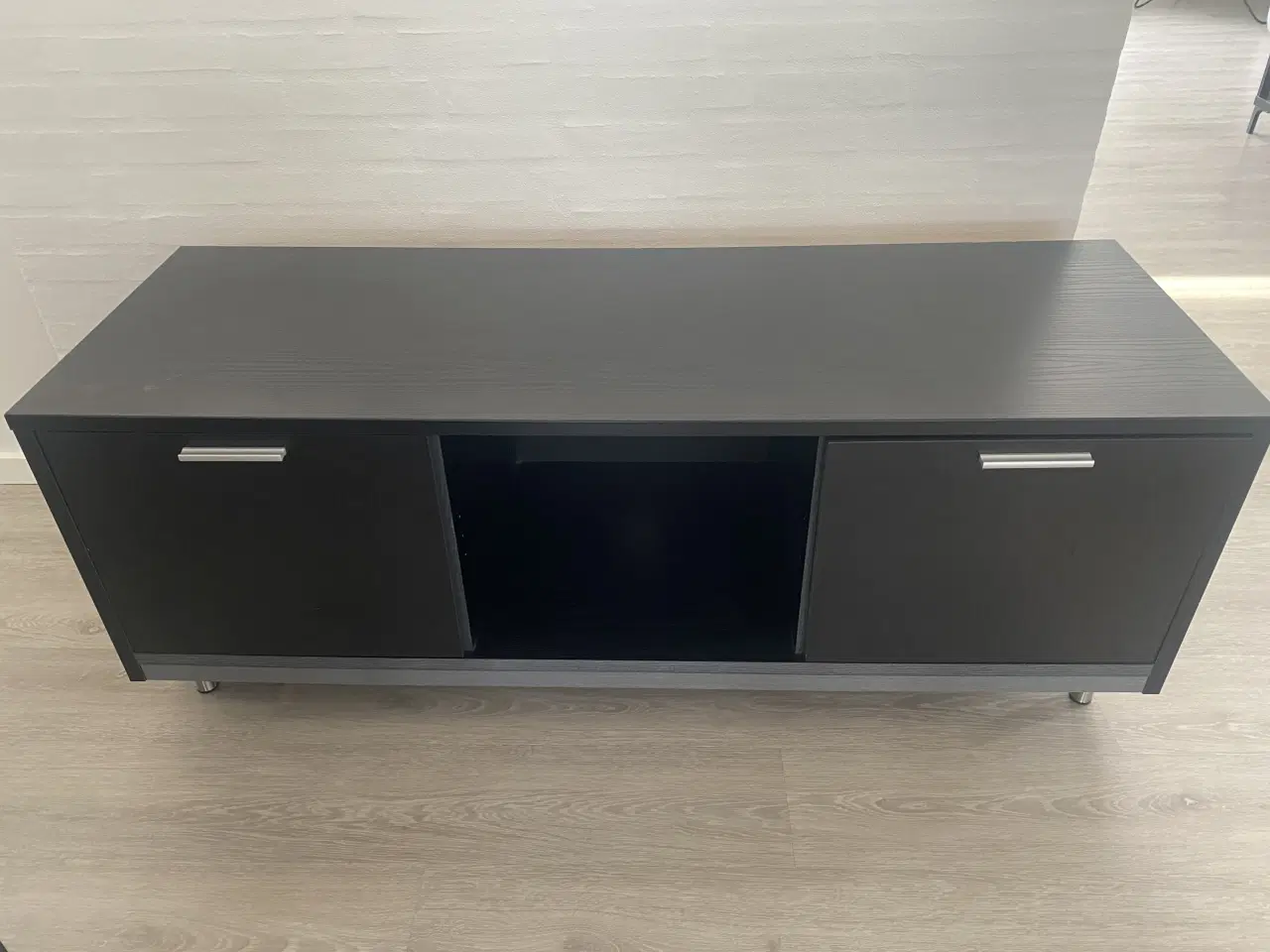 Billede 1 - Fin og enkel sort tv-skænk