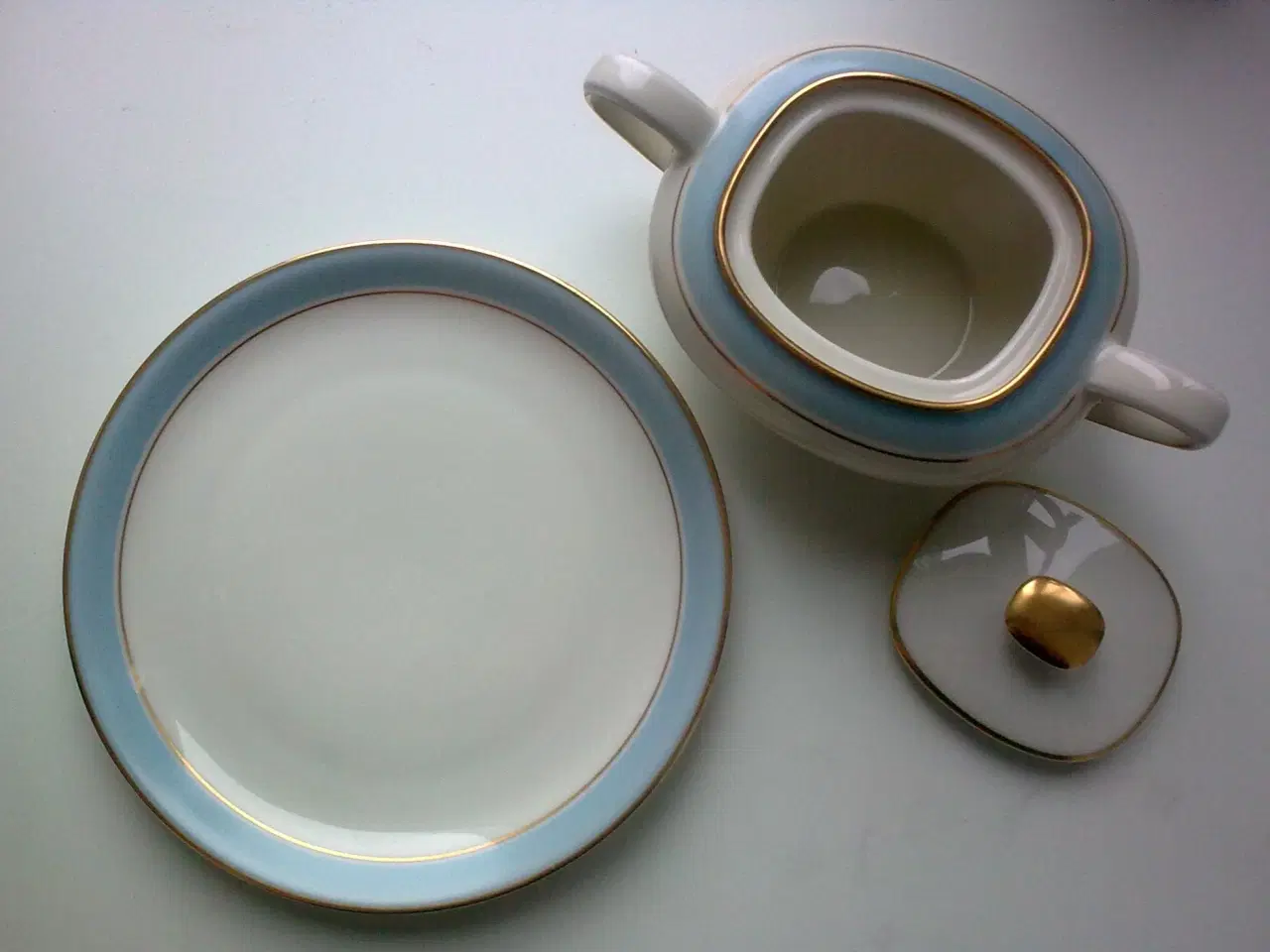 Billede 2 - Lyseblå- og guldkant æbleskiver DK vintage SÆT