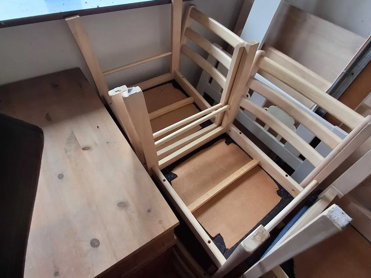 Billede 2 - SpisebordStole og borde + diverse