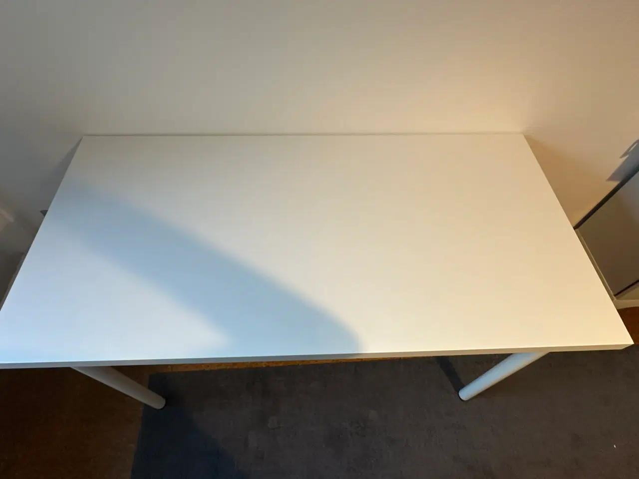 Billede 2 - Fint hvidt skrivebord fra IKEA sælges