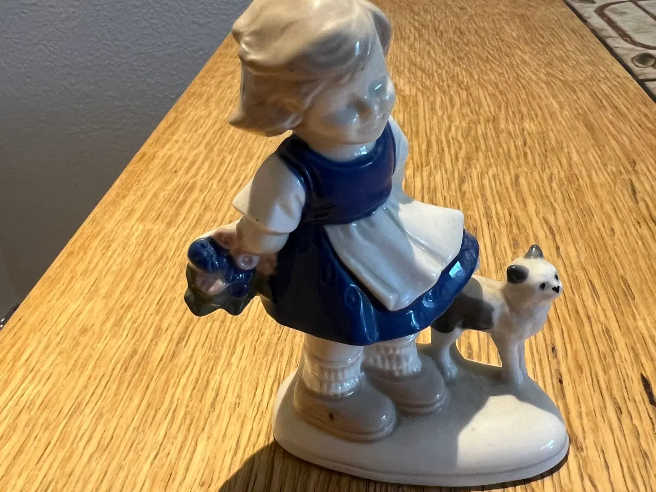 Billede 3 - Pige med kattekillling