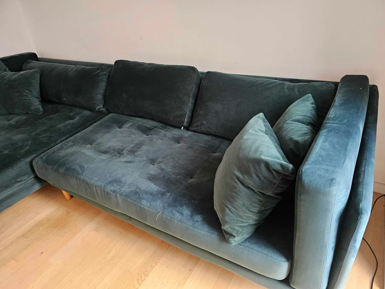 Billede 5 - Grøn velour sofa m. stor chaiselong.