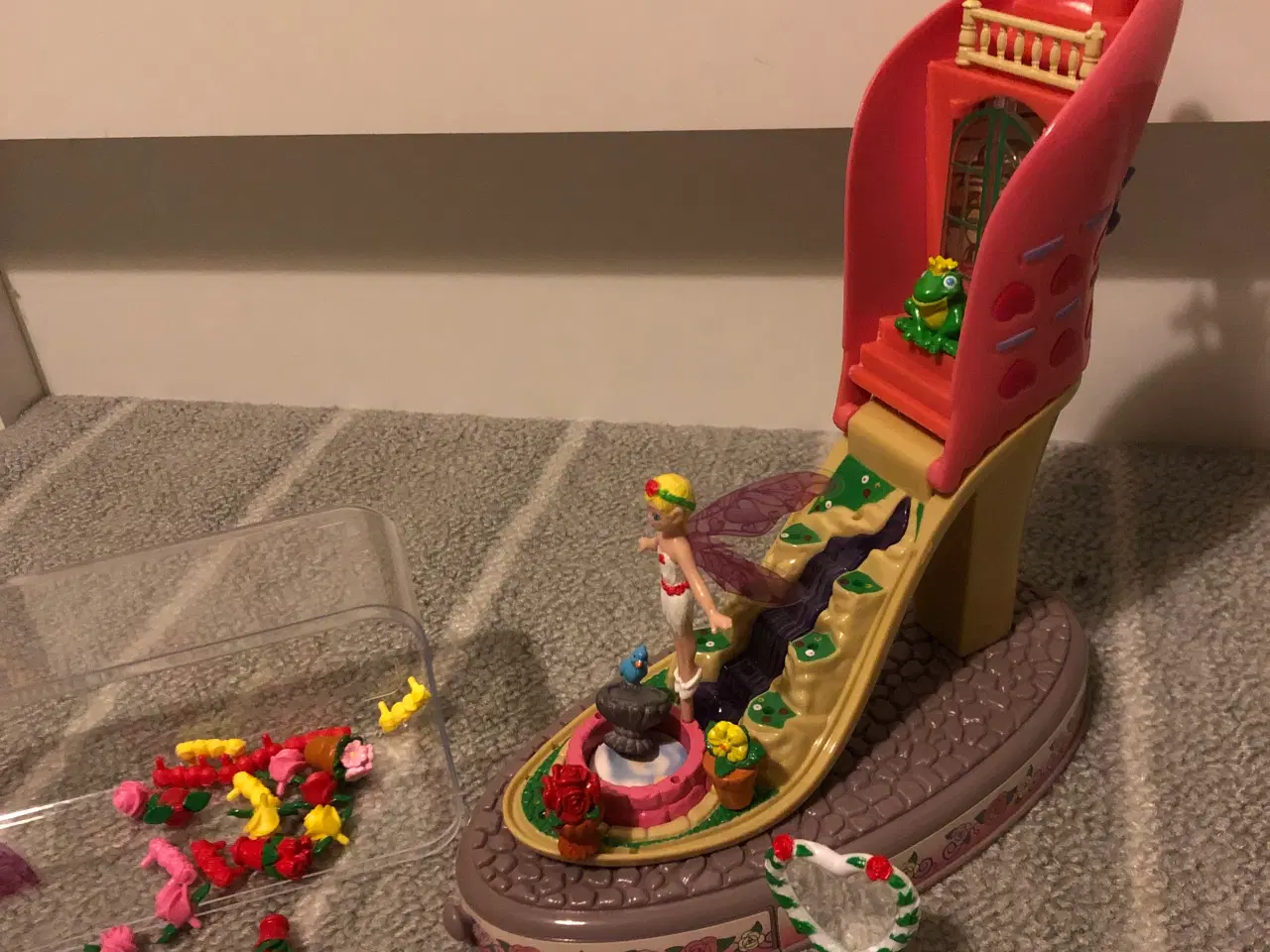 Billede 2 - Sko lavet som fe-hus med fint tilbehør