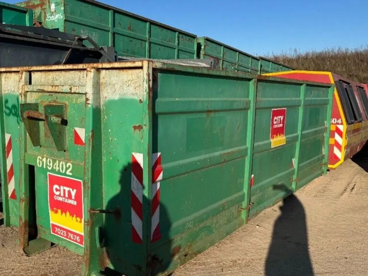 Billede 1 - x åben 19m3 container og 3 x lukket 20m3 containerkasser