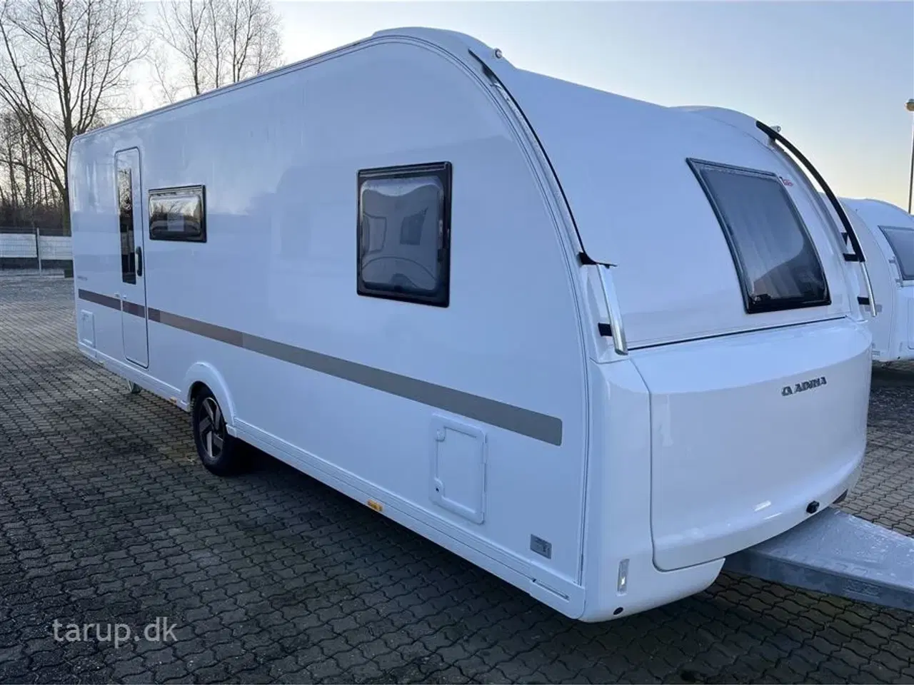 Billede 1 - 2026 - Adria Adora 613 PK Teen Køjesenge (3) og dobbeltseng, rund-siddegruppe og L-sidegruppe, SmartBox opbevaring, Truma Combi 6E, el-gulv-varme, 142 l. stort køleskab m/ frys