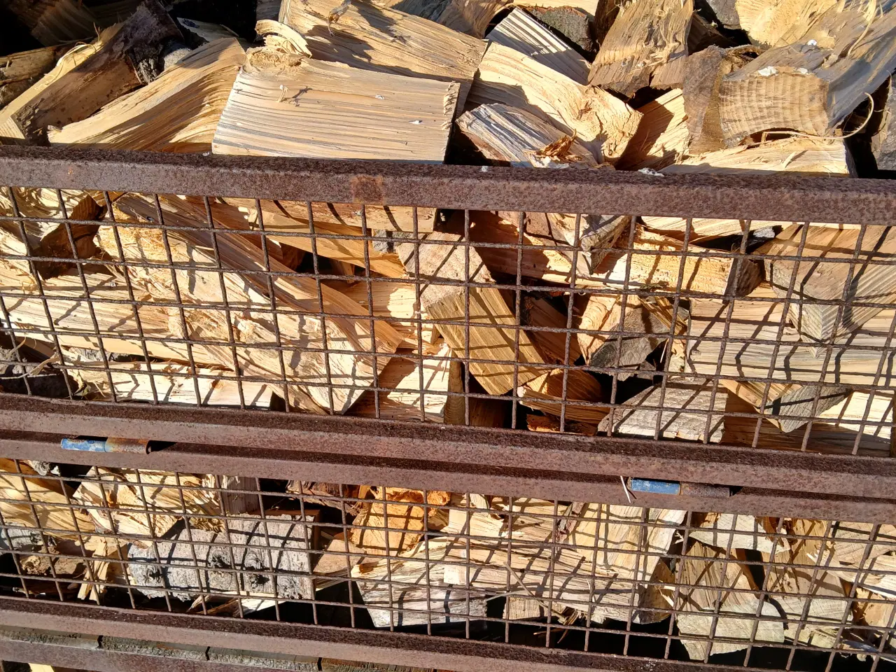 Billede 2 - Fyringsklar kløvet grantræ