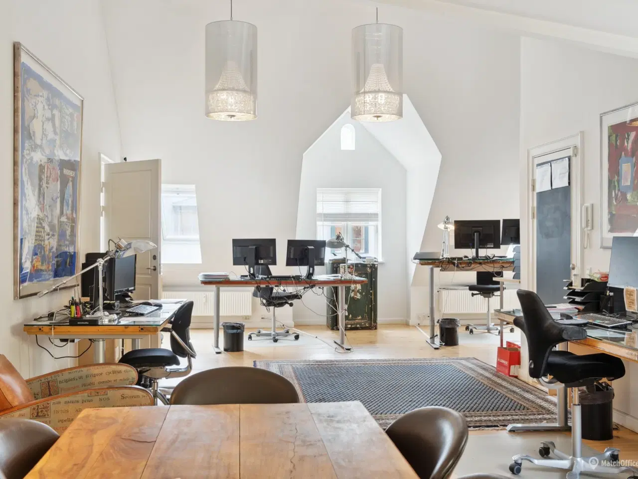 Billede 15 - Højt til loftet. blotlagte bjælker, altan og særdeles centralt beliggende