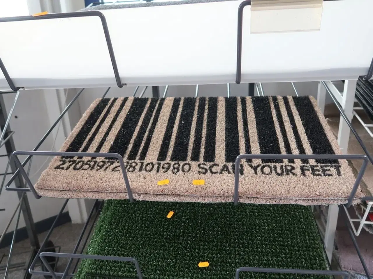 Billede 2 - Hylde med dørmåtter