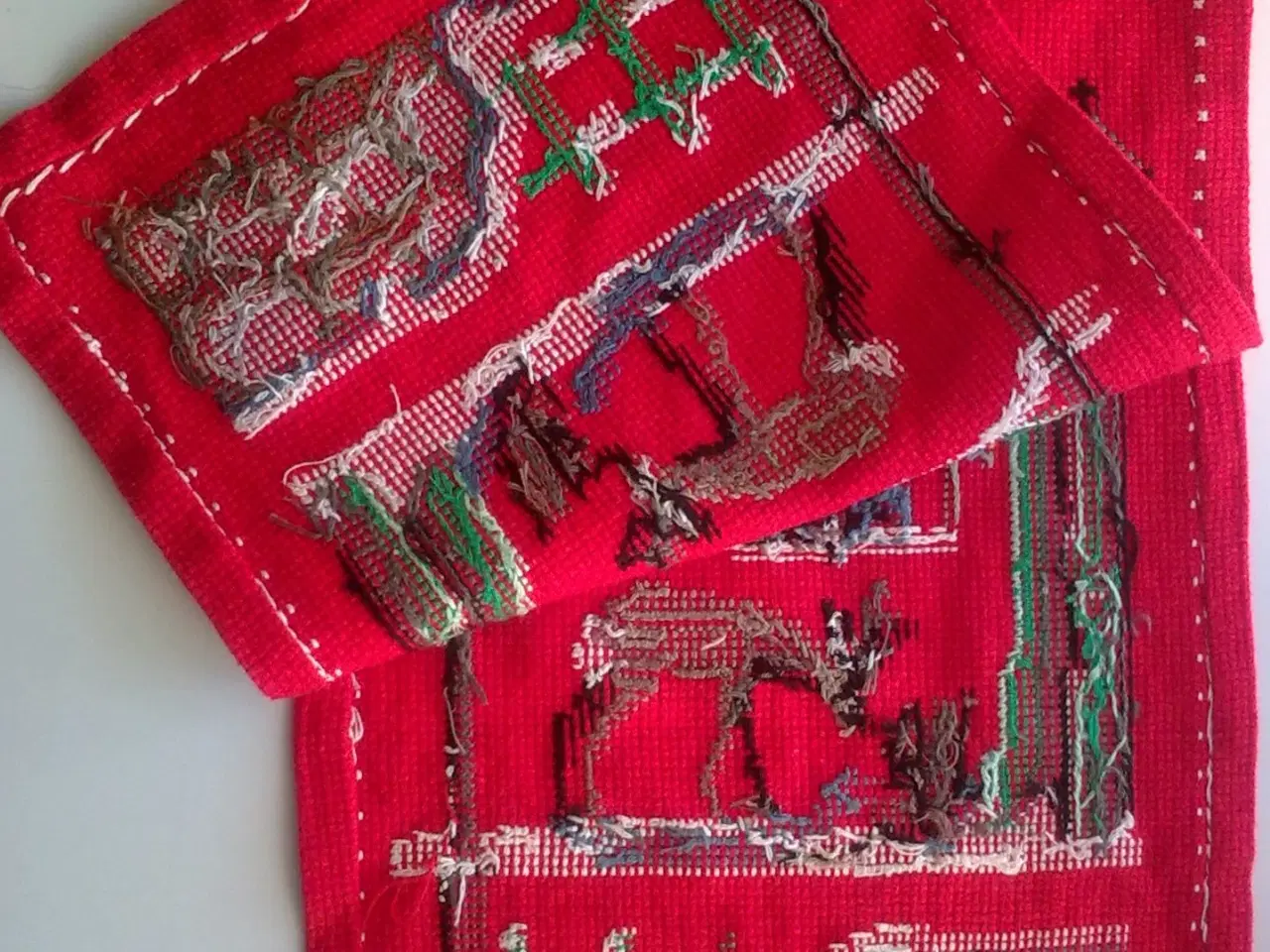 Billede 2 - Rød bordløber m rådyr julebroderi lysedug