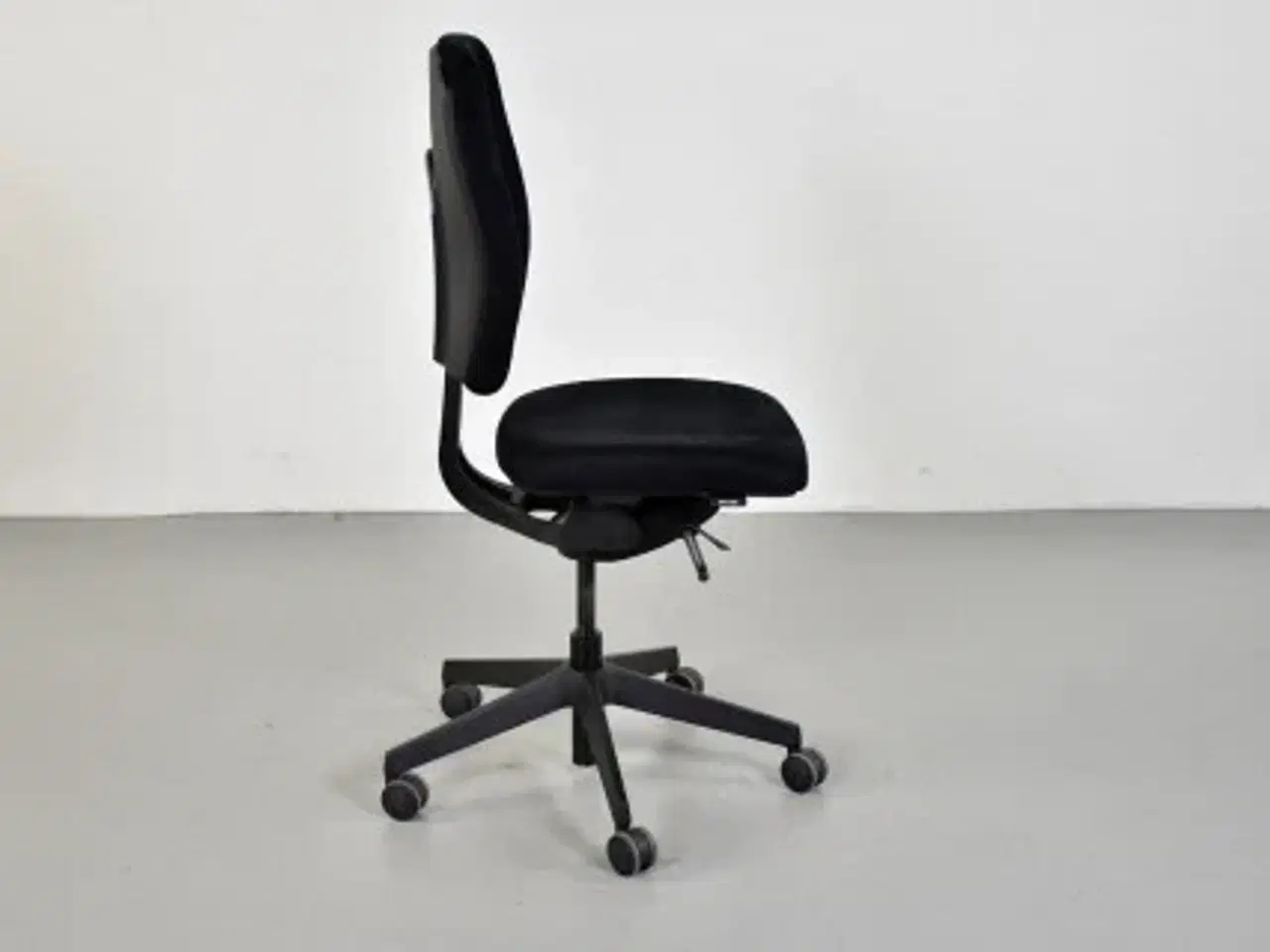 Billede 4 - Duba b8 dash kontorstol med sort alcantara polster og høj ryg