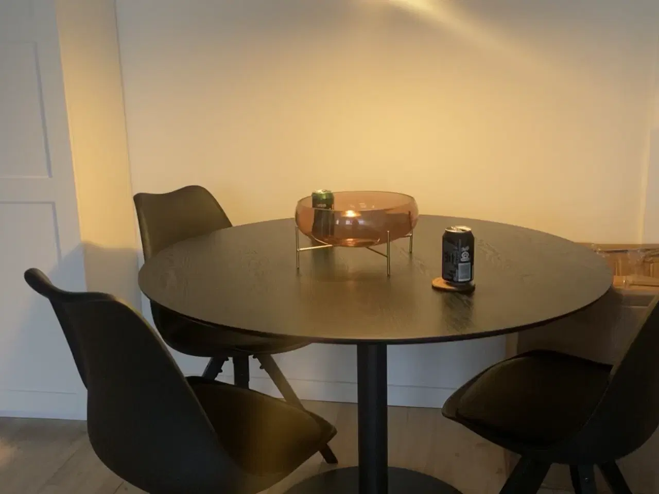Billede 1 - Sorte rund spise bord og stole