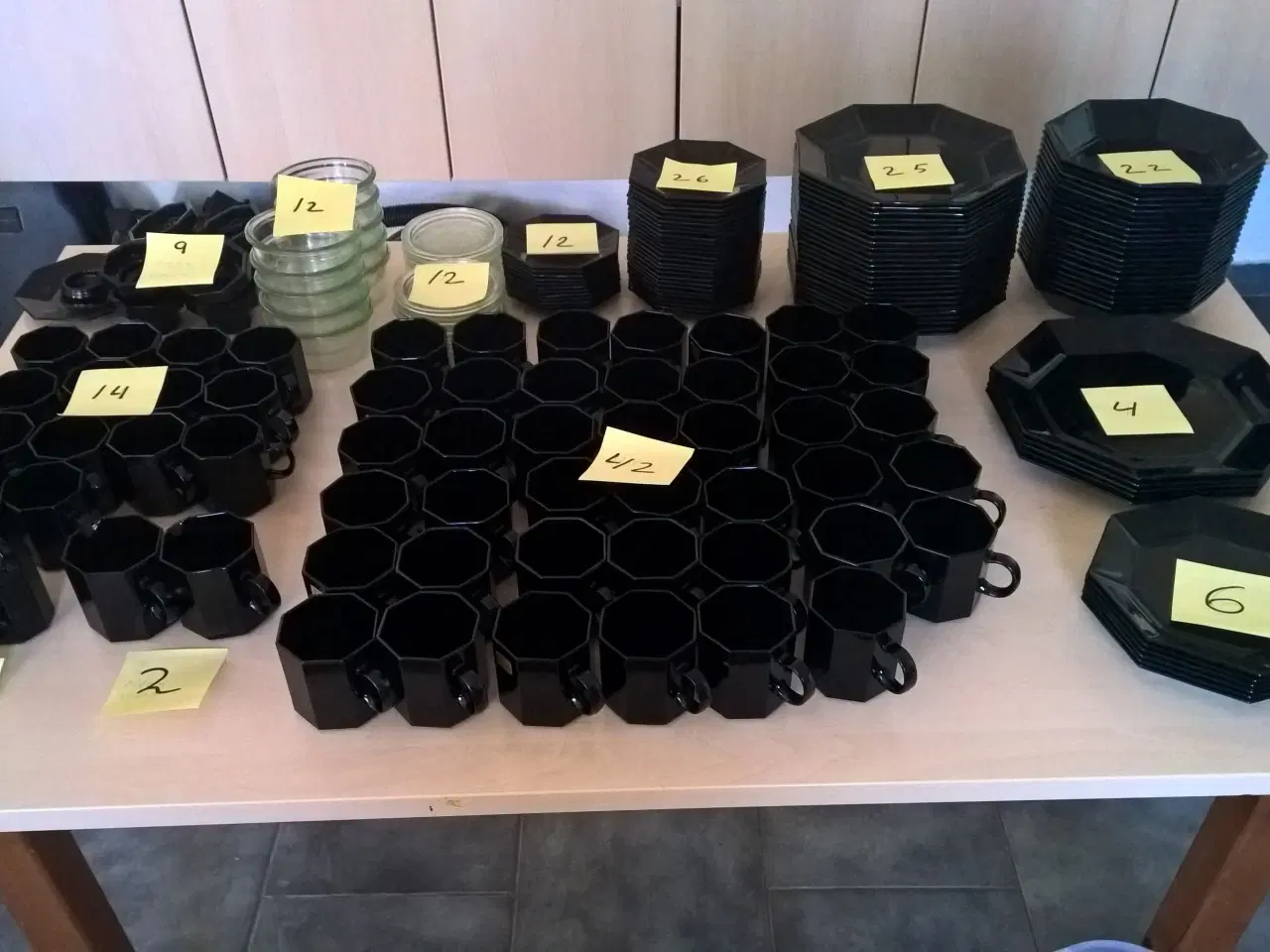 Billede 1 - sort spisestel med kopper og andet.