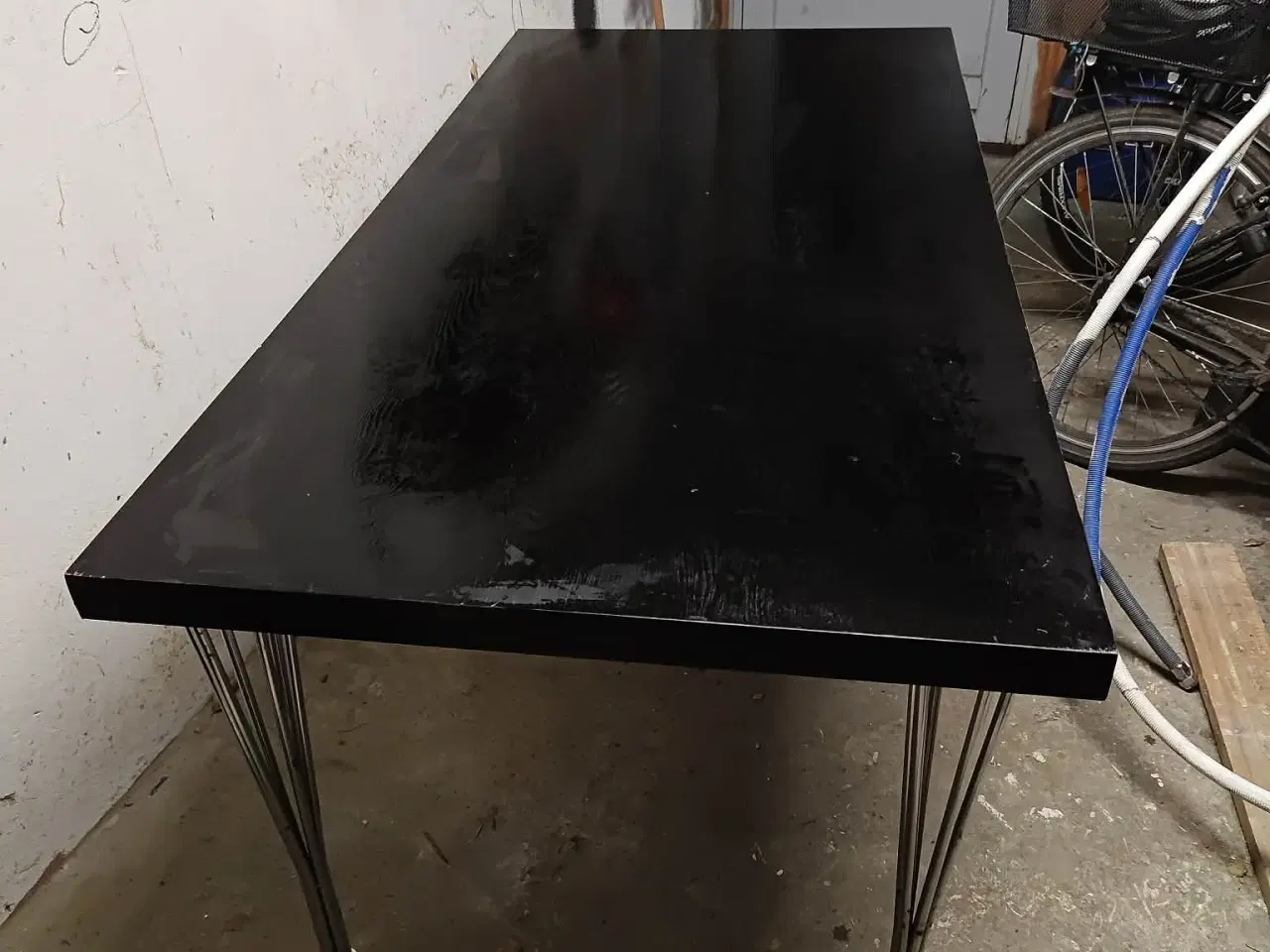 Billede 1 - Sort bord – stabilt og anvendeligt 🖤