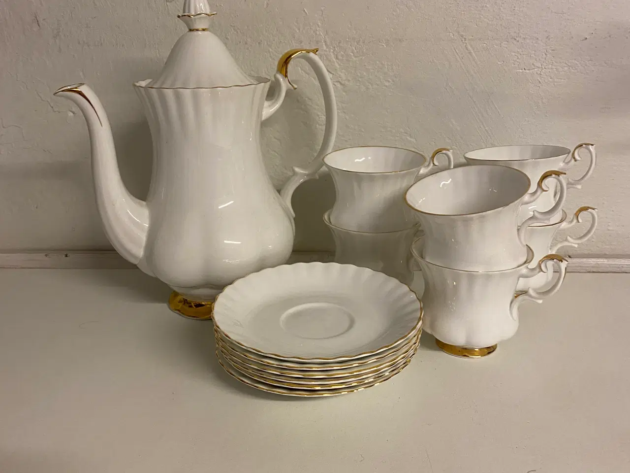 Billede 1 - Porcelæn kaffekande og kopper med underkopper