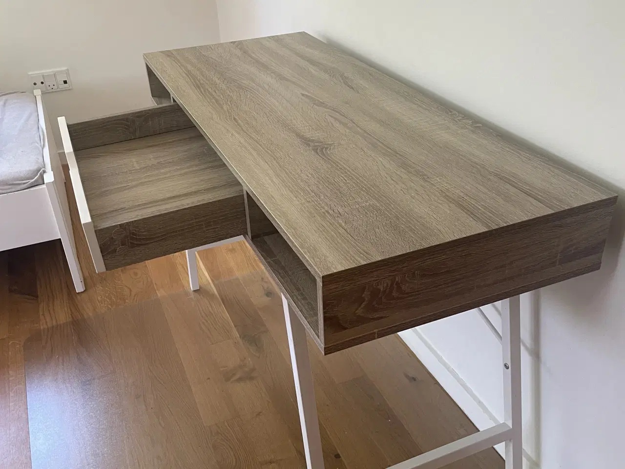 Billede 2 - Skrivebord + stoleunderlag 