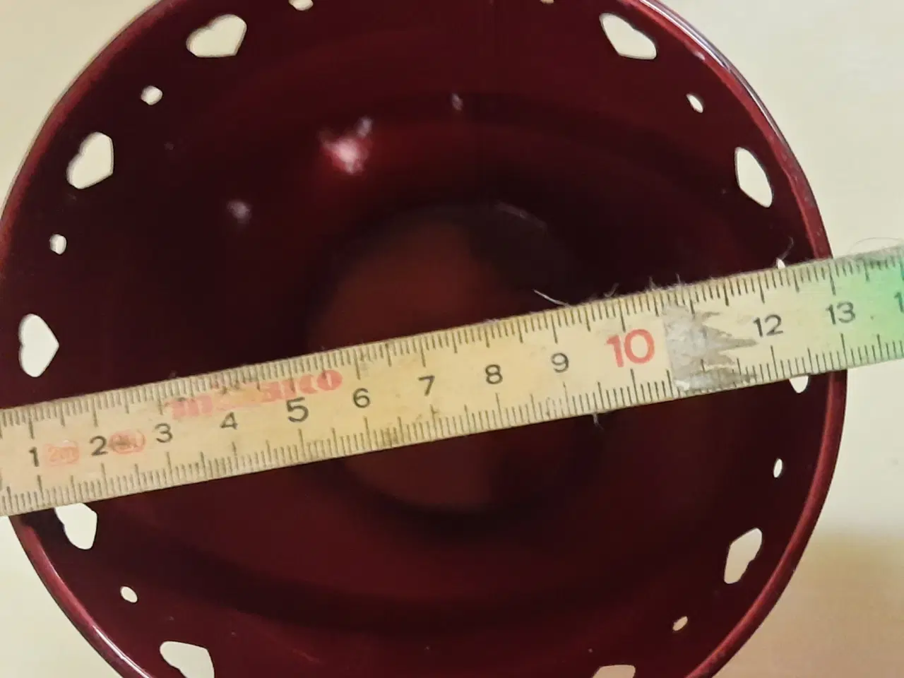 Billede 4 - dekoration i rødmetalic med hjerter 