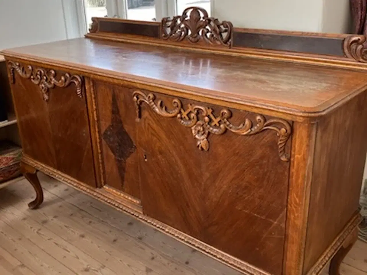 Billede 5 - Skænk med udskæringer