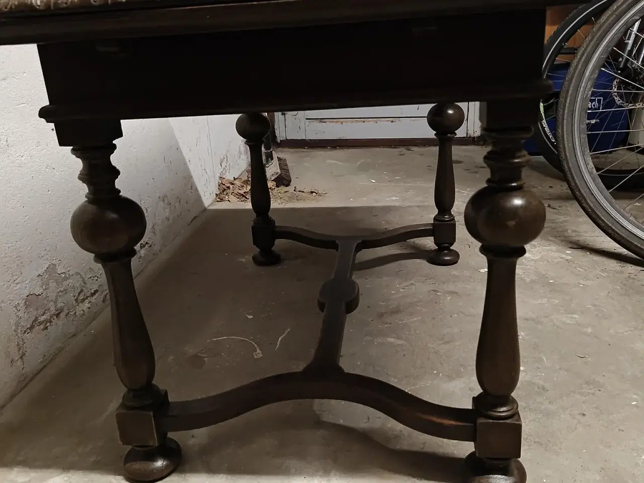 Billede 6 - Massivt sofabord i træ – slidt, men solidt