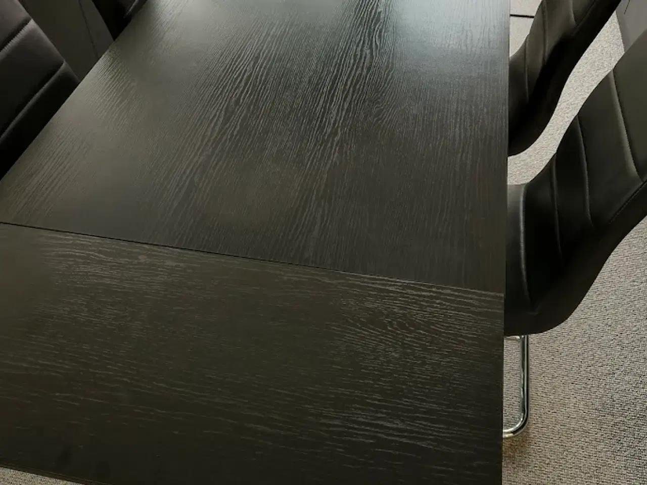 Billede 2 - Bord m. udtræk + 4 stole (Sort/metal)