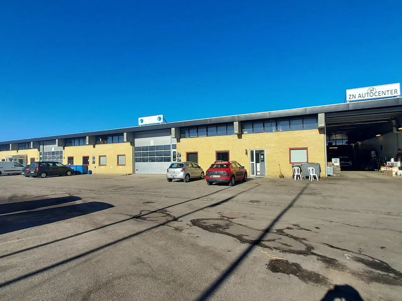 Billede 10 - Autoværksted / Værksted / Lager/ Produktion / Showroom. Store porte. Ingen søjler, Højloftet, Kun lette væge, Eget parkeringsareal.