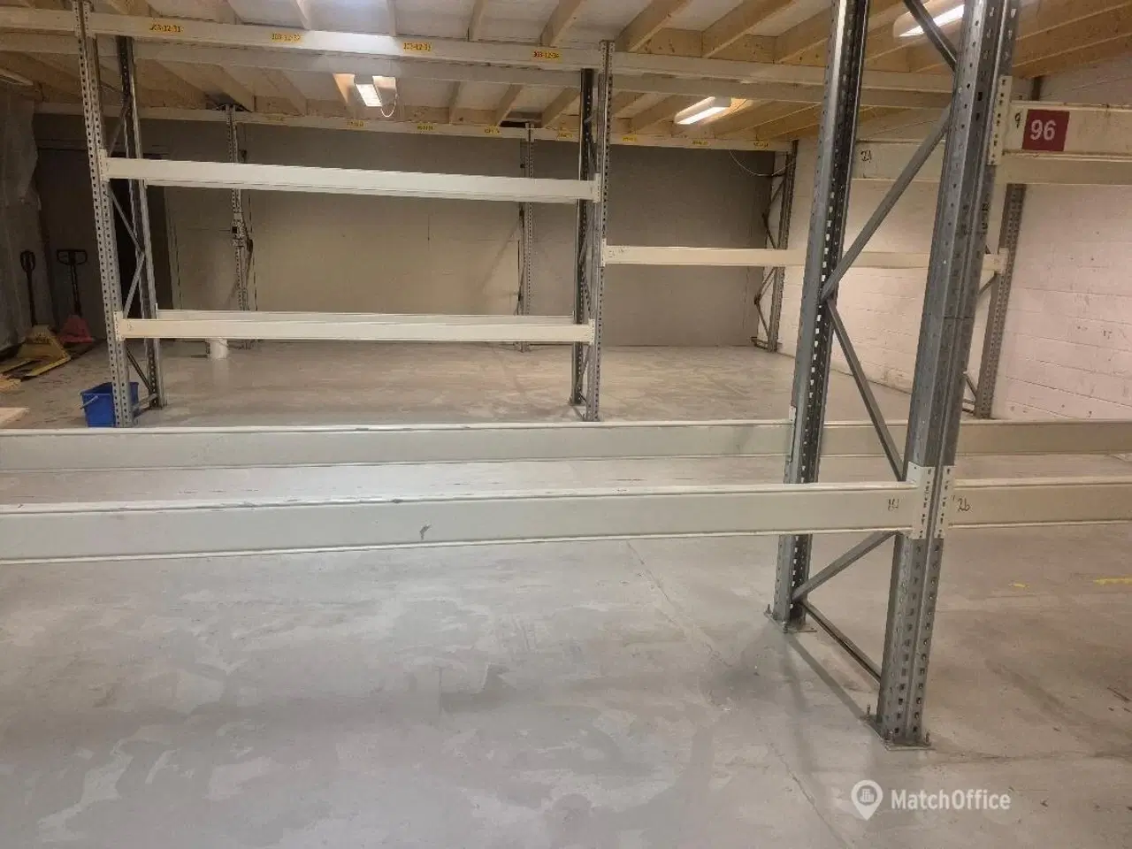 Billede 4 - Lager med stor port. let adgang m. palleløfter/truck/bil - plan med jord. - 198m2