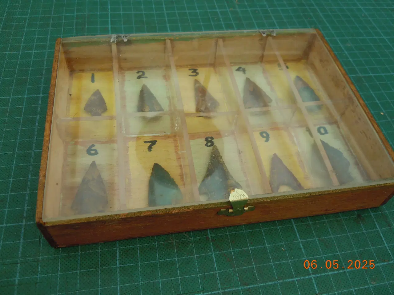 Billede 3 - Flintepilespidser, 10 stk. i samlerkasse.