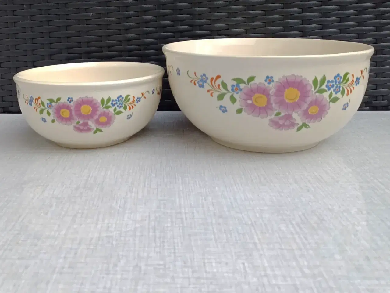 Billede 3 - To porcelæns skåle med blomstermotiv.