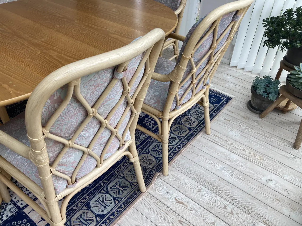 Billede 2 - Sika spisebord - 5 stole sælges. ( flyttesalg)