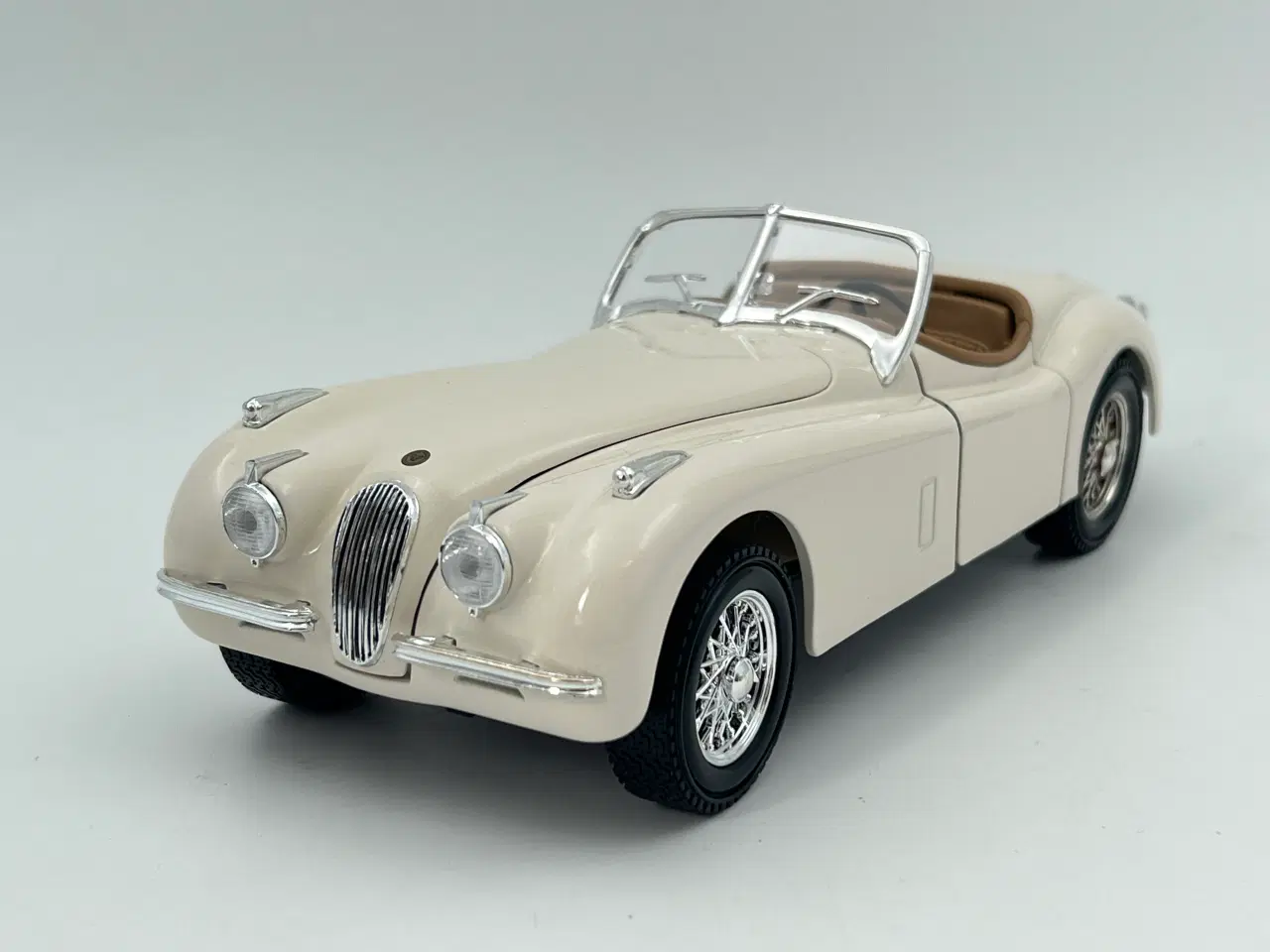 Billede 2 - 1948 Jaguar XK 120 1:18  Flot og detaljeret model