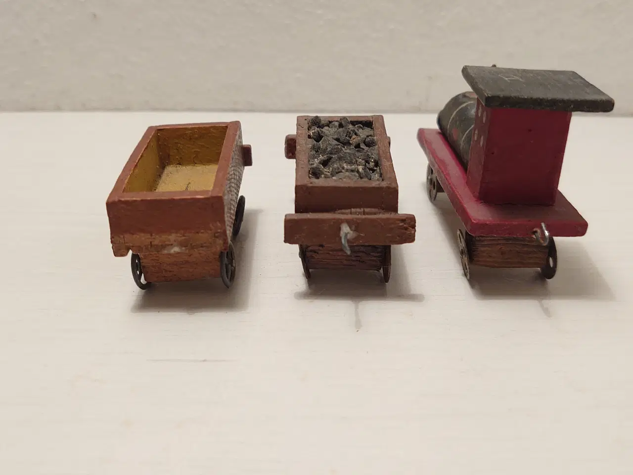 Billede 6 - Erzgebirge:Tog med 2 vogne.Håndlavet i træ.Ca 1920