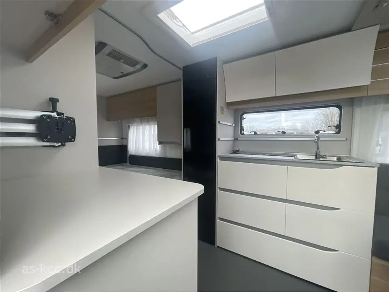 Billede 4 - 2024 - Adria Adora 572 UT   Adria Adora 572 UT Kampagnevogn årgang 2024 med enkeltsenge 4 sovepladser, 5 siddepladser