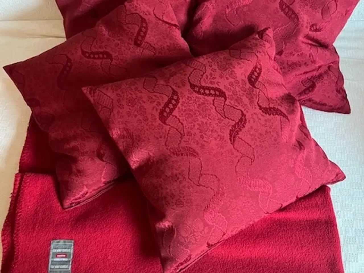 Billede 1 - 4 luksuriøse pyntepuder & matchende Hemtex-tæppe