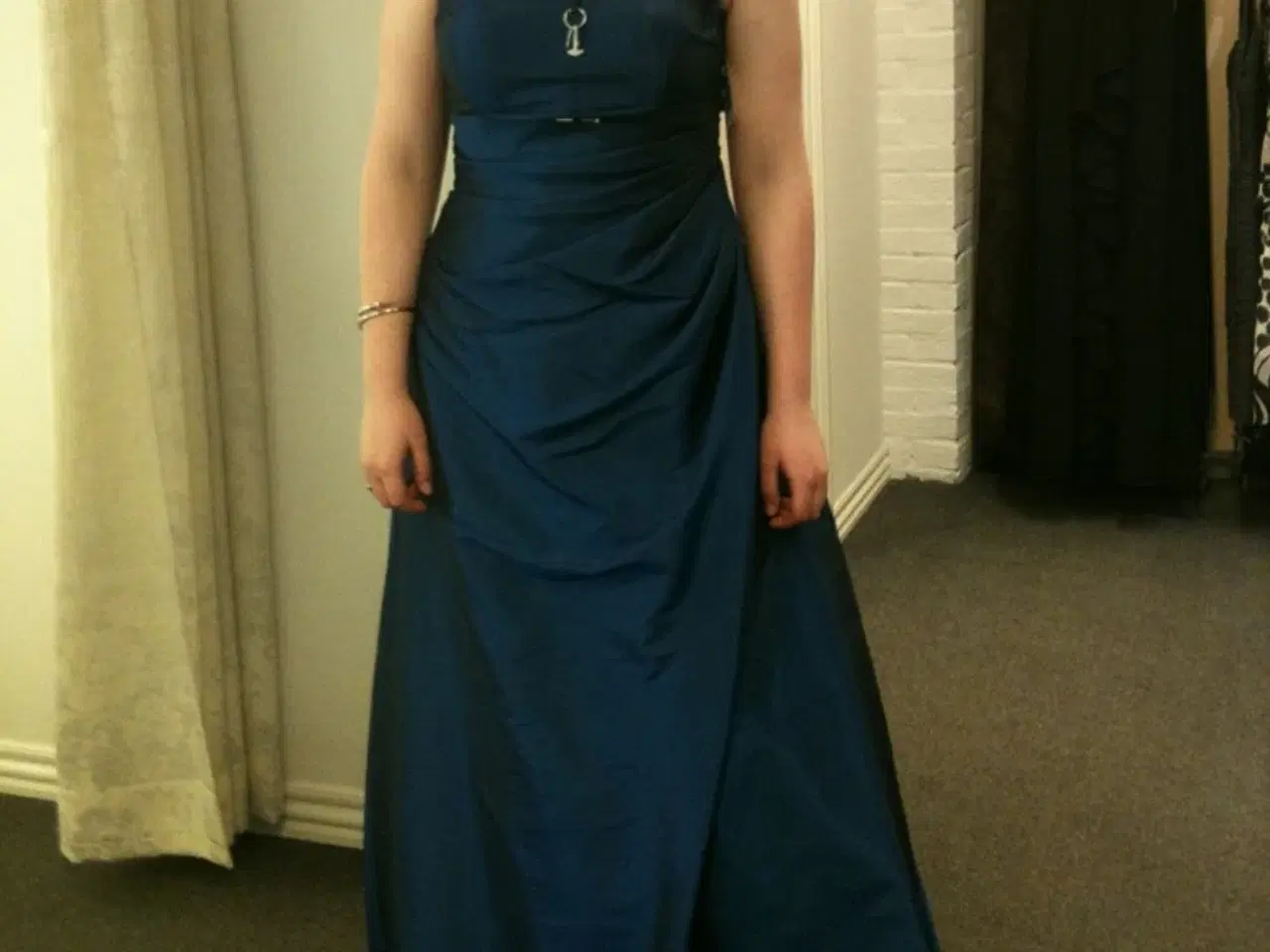 Billede 1 - Velholdt gallakjole sælges