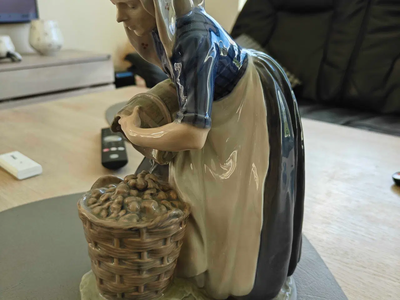 Billede 4 - Royal Copenhagen - pige der samler kartofler