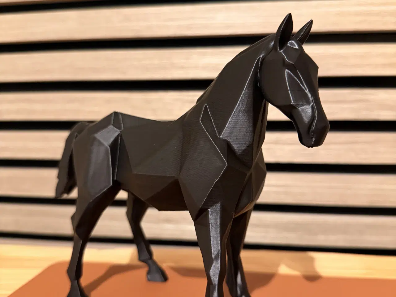 Billede 1 - Hest figur sort geometrisk dekoration