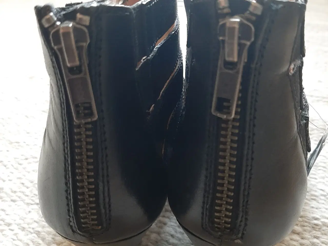 Billede 4 - Nye flotte sorte lædersandaler med hæl