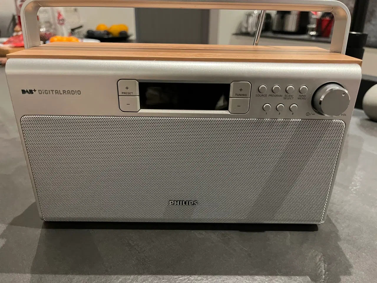 Billede 2 - Dette er en Philips AE5220B transportabel DB radio