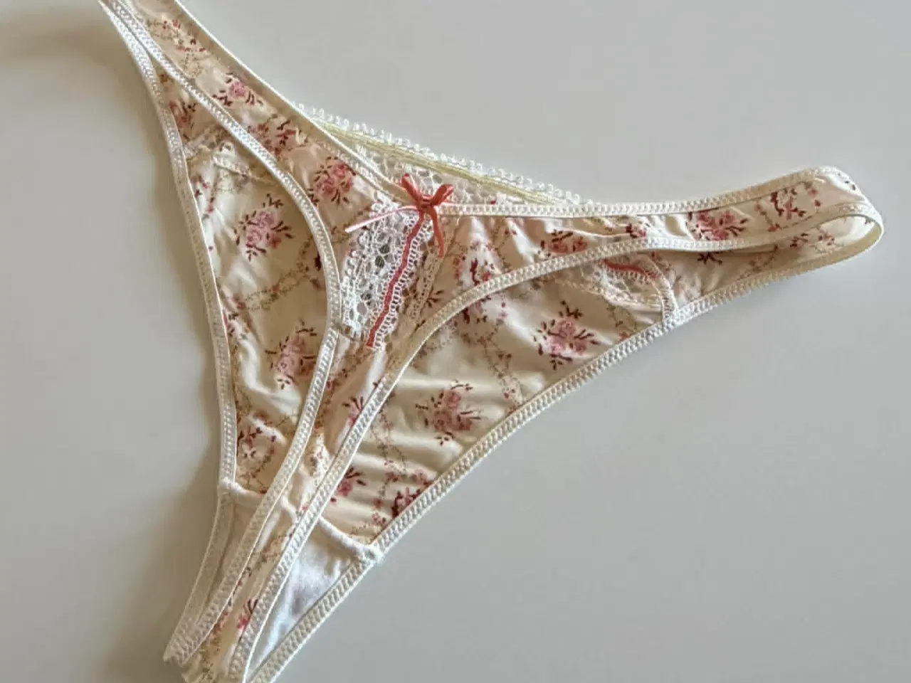 Billede 4 - Passionata undertøj, bh og g-streng, str. 75C/42