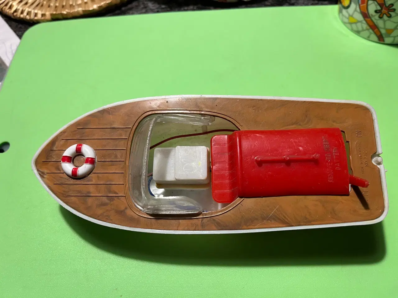 Billede 1 - Gl. plastik legetøjsbåd. Giv bud.