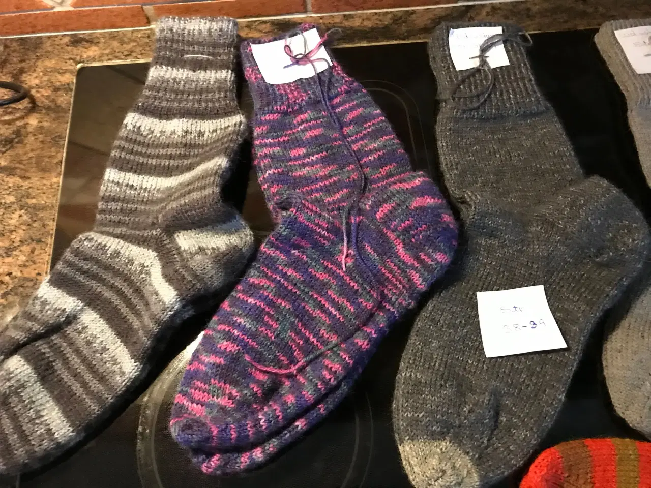 Billede 2 - Hjemmestrikkede  uld sokker