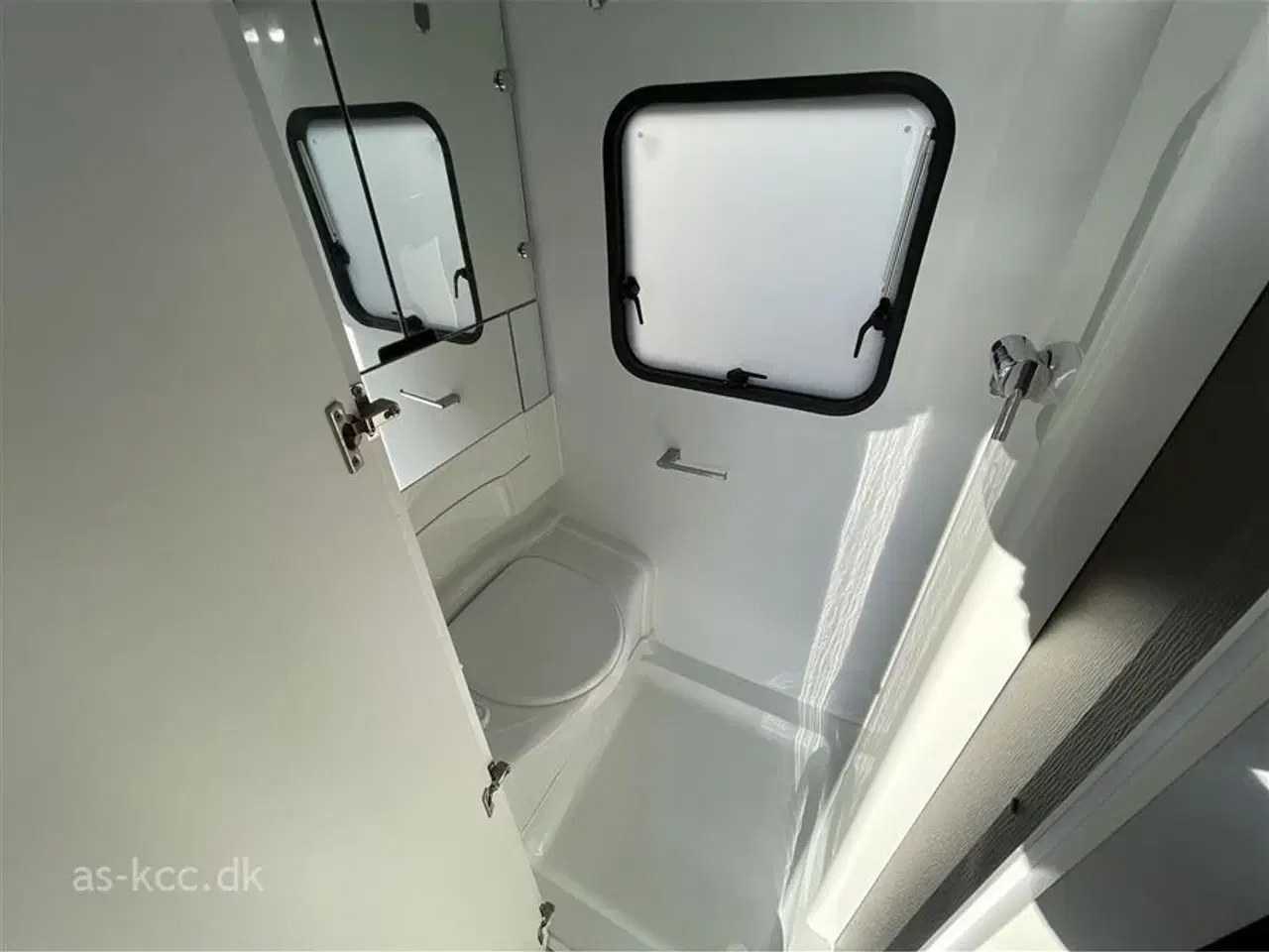 Billede 8 - 2019 - Adria Altea 362 LH 4 Four   Adria Altea LH 4 Four årg. 2019 3 sovepladser, 6 siddepladser Mover, Cykelstativ, Solsejl med sider, Isabella Capri 2,5 m fortelt.SÆLGES FOR KUNDE