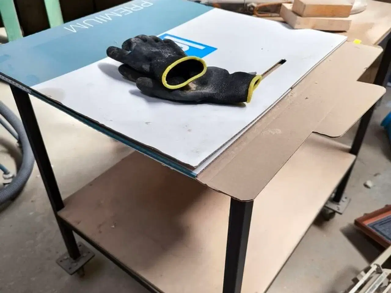 Billede 2 - Rullebord inkl. indhold